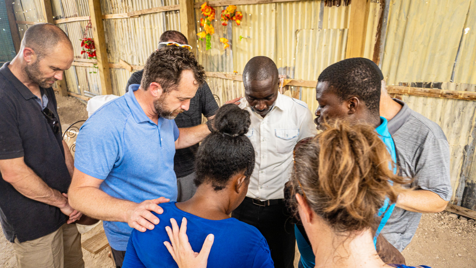 Haiti-2021-vounteer-prayer-circle