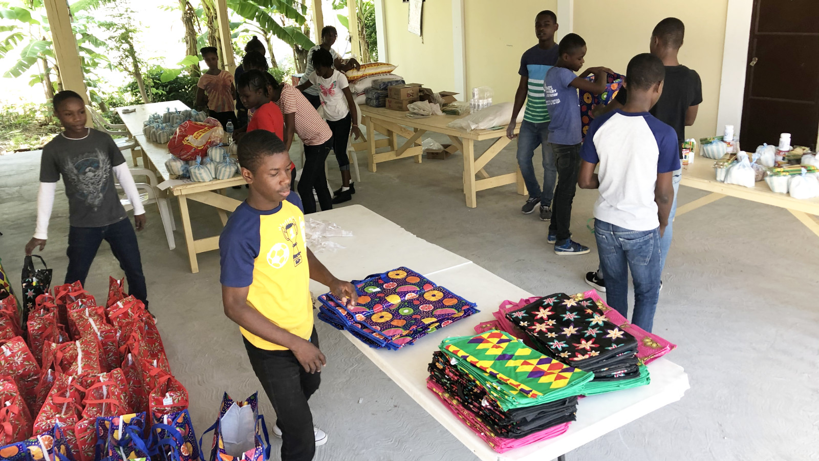 youth-volunteers-packing-provisions