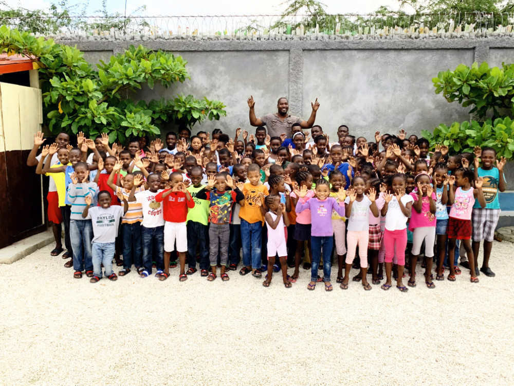 Poyis with children, happy, posing for a group photo